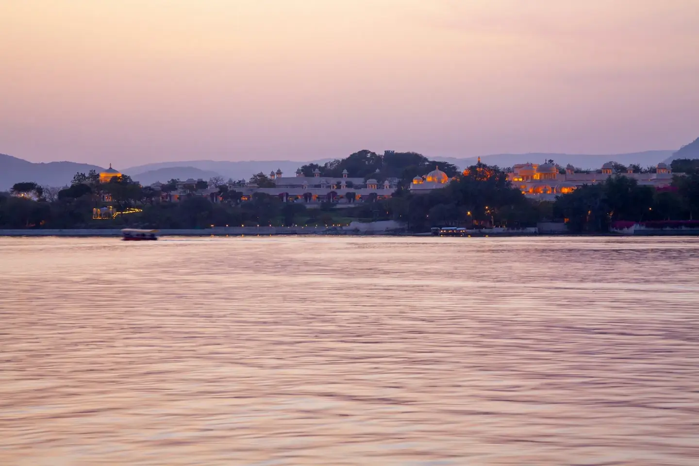 Delhi to Udaipur road trip via Jaipur and Pushkar covering Rajasthan highways, forts, lakes, and heritage destinations